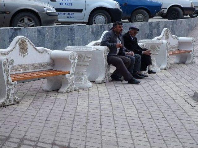 Aydıncık Belediyesi Kurduğu Atölyede Plastiğe Şekil Verip İlçeyi Süslüyor