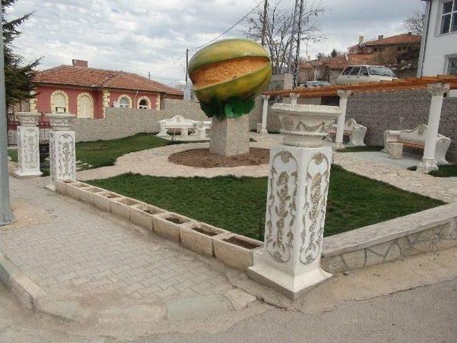 Aydıncık Belediyesi Kurduğu Atölyede Plastiğe Şekil Verip İlçeyi Süslüyor