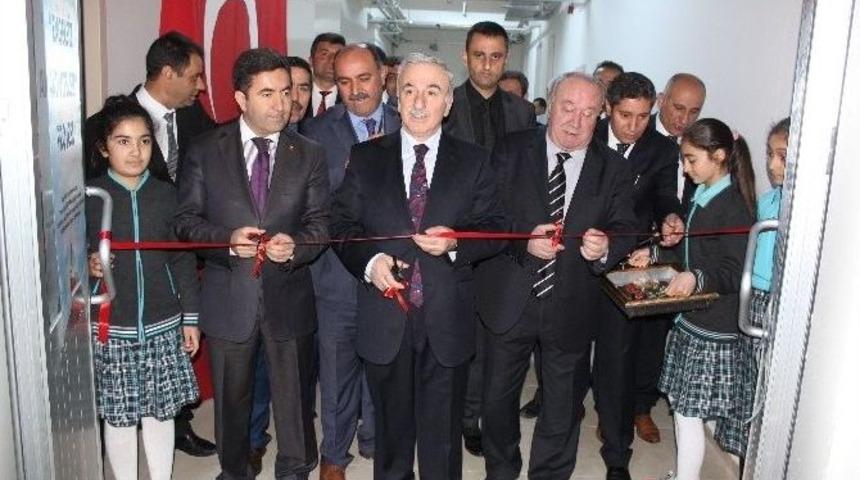 Vali Kam&ccedil;ı Engelli &Ouml;ğrencilere Spor Malzemesi Dağıttı