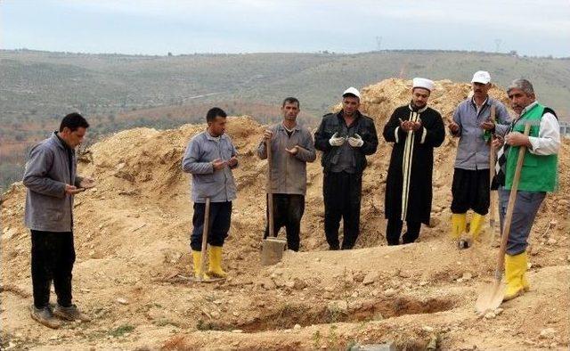 Gaziantep’te Boğularak Yakılan Kadın Cesedi Mezarlık Görevlileri Tarafından Defnedildi