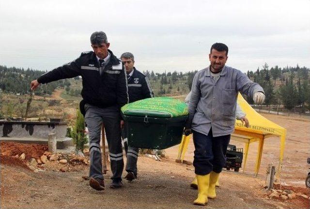 Gaziantep’te Boğularak Yakılan Kadın Cesedi Mezarlık Görevlileri Tarafından Defnedildi