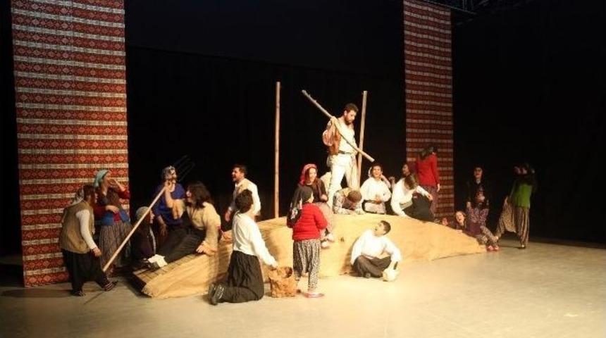 Erdemli Belediyesi Şehir Tiyatrosu G&uuml;lnarlı Sanatseverlerle Buluştu