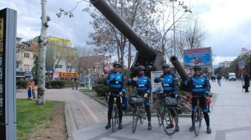 Bisiklet&ccedil;iler Manavgat&rsquo;tan &Ccedil;anakkale Şehitlerine Toprak Getirdi