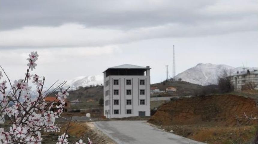 Sincik İl&ccedil;esi Baharı Beklerken Kış Geldi
