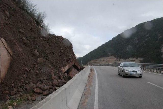 Dev Kaya Parçasının Yola Düşme Tehlikesi Korkutuyor