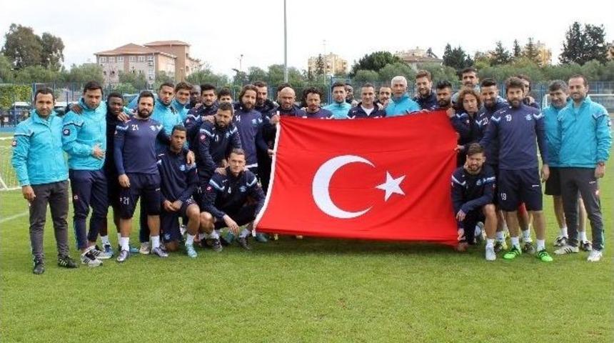 Adana Demirspor Antrenmana T&uuml;rk Bayrağıyla &Ccedil;ıktı