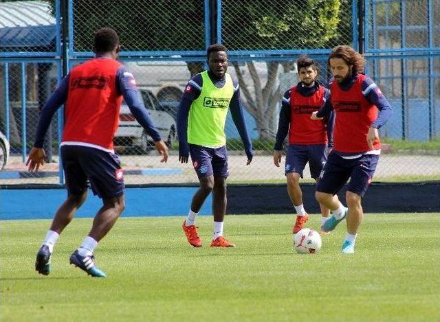 Adana Demirspor Antrenmana Türk Bayrağıyla Çıktı