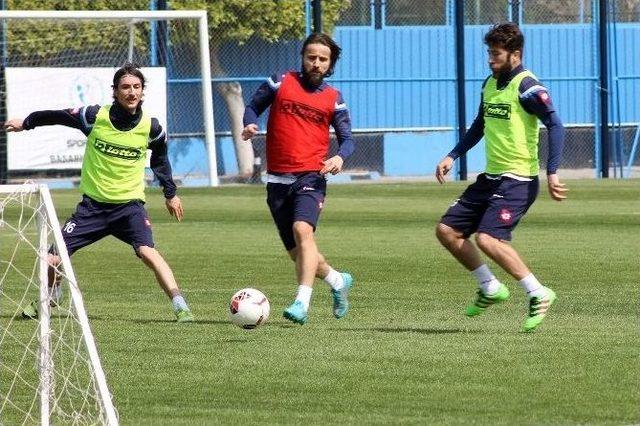 Adana Demirspor Antrenmana Türk Bayrağıyla Çıktı