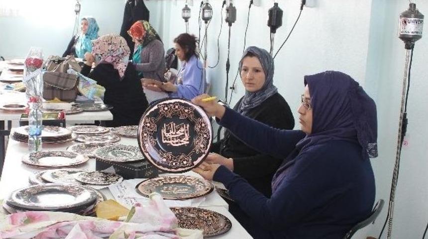 Kovancılarlı Kadınlar, Ev Ekonomisine Bakır İşleyerek Destek Oluyor
