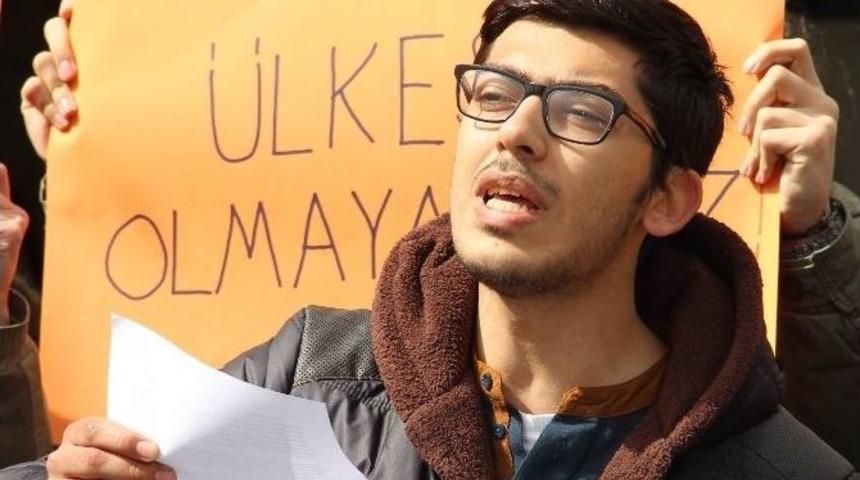 Tıp &Ouml;ğrencileri Ankara Saldırısını Protesto Etti