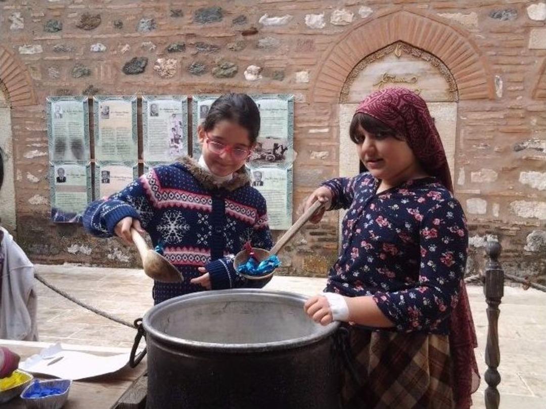 Drama &Ouml;ğrencileri Mesir Macunu Kardı