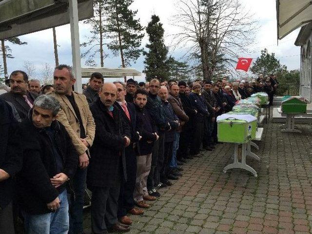 Sakarya’daki Kazada Ölen Aile Son Yolculuğuna Uğurlandı