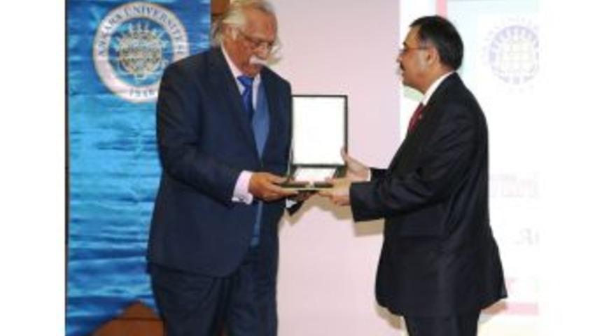 Prof. Dr. Erkan T&uuml;rkmen&rsquo;e Pakistan B&uuml;y&uuml;kel&ccedil;isi&rsquo;nden Plaket