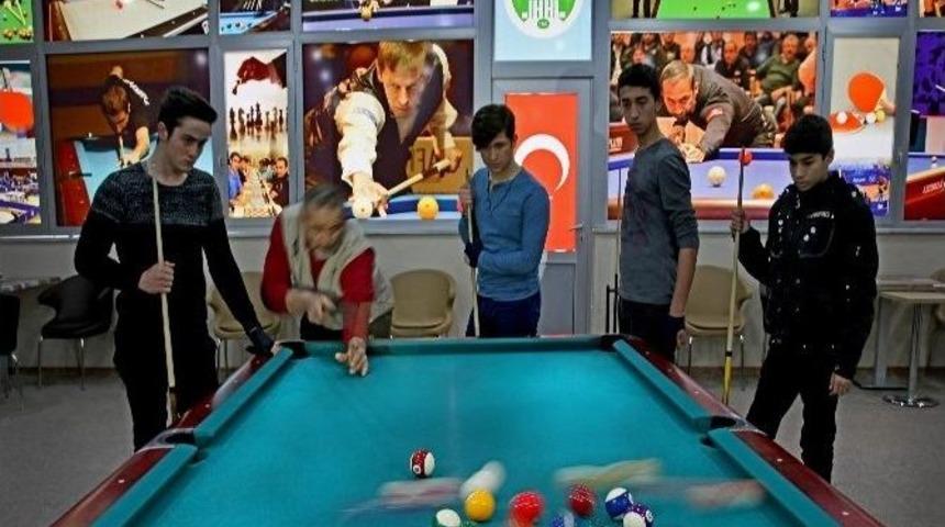Akyazı Gen&ccedil;lik Lokalinde Bilardo Eğitimi Veriliyor