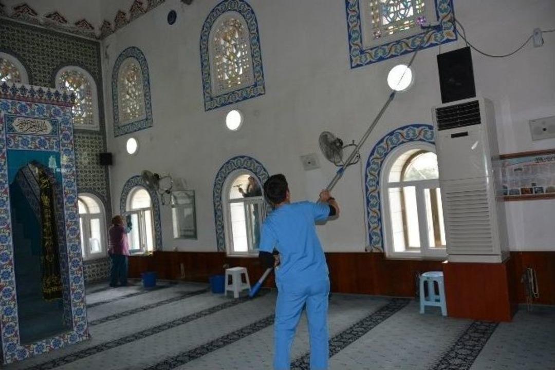 İbadethanelerde Temizlik &Ccedil;alışması S&uuml;r&uuml;yor