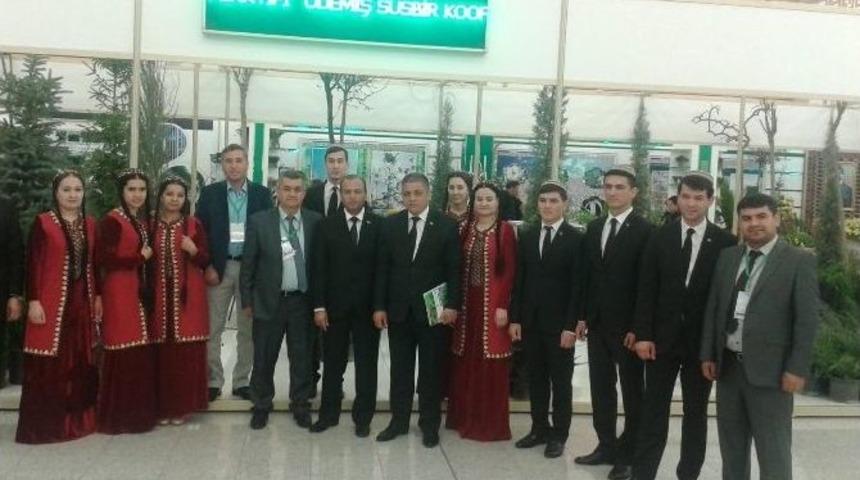 &Ouml;demiş&rsquo;teki S&uuml;s Bitkileri &Uuml;reticileri T&uuml;rmenistan&rsquo;daki Fuara Katıldı