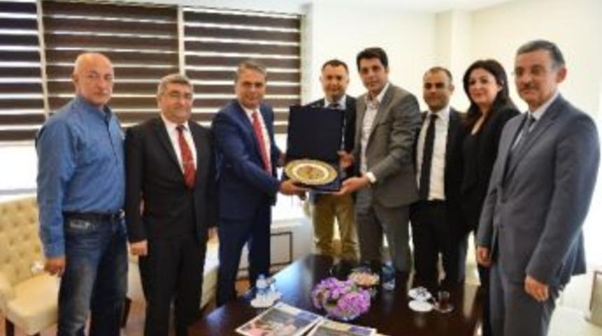 Hakemlerden Uysal&rsquo;a Plaket