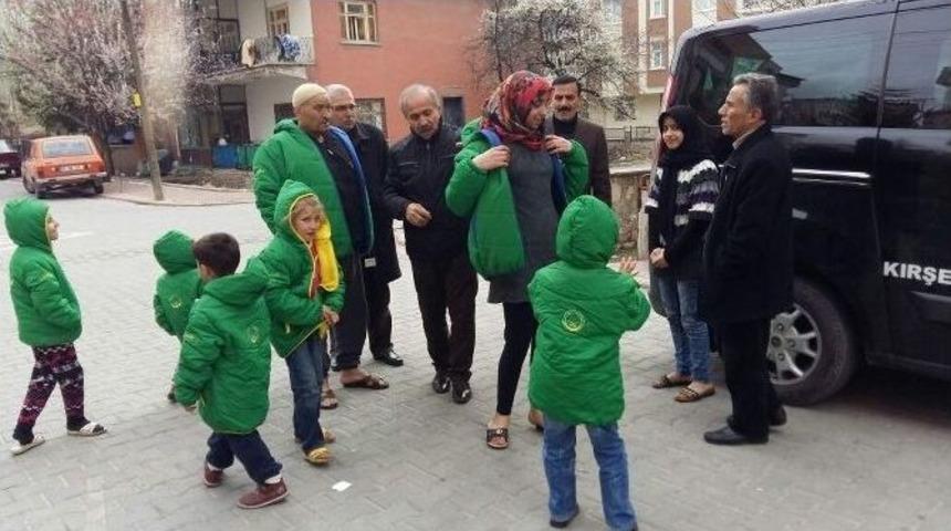 Ak Parti Teşkilatı T&uuml;rkmenlere Mont Yardımı Yaptı