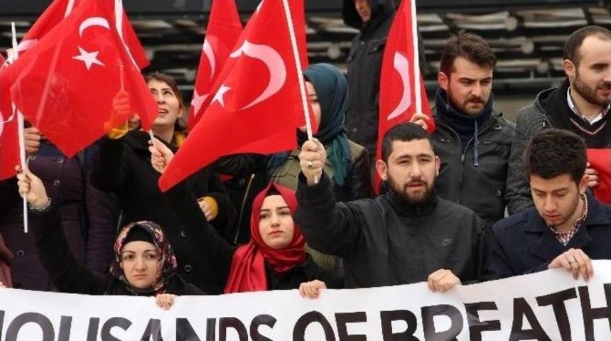 Om&uuml;&rsquo;de &Uuml;&ccedil; Dilde &rsquo;ankara&rsquo; Protestosu