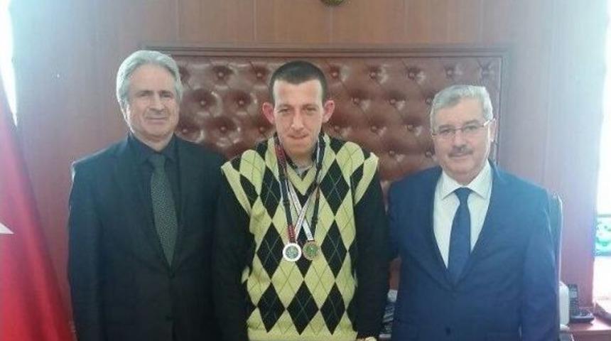 Başarılı Sporcudan İl &Ouml;zel İdaresi Genel Sekreteri Eser&rsquo;e Ziyaret