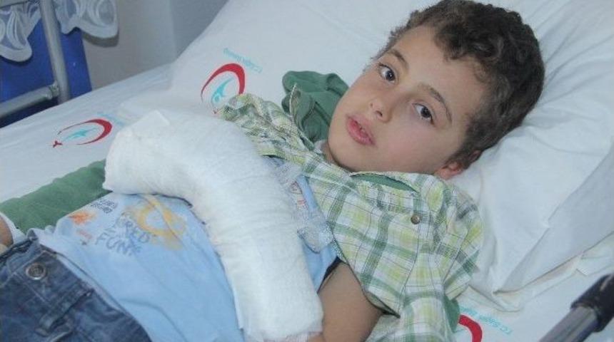 Iraklı &Ccedil;ocuğun Kopan Parmağı Dikildi