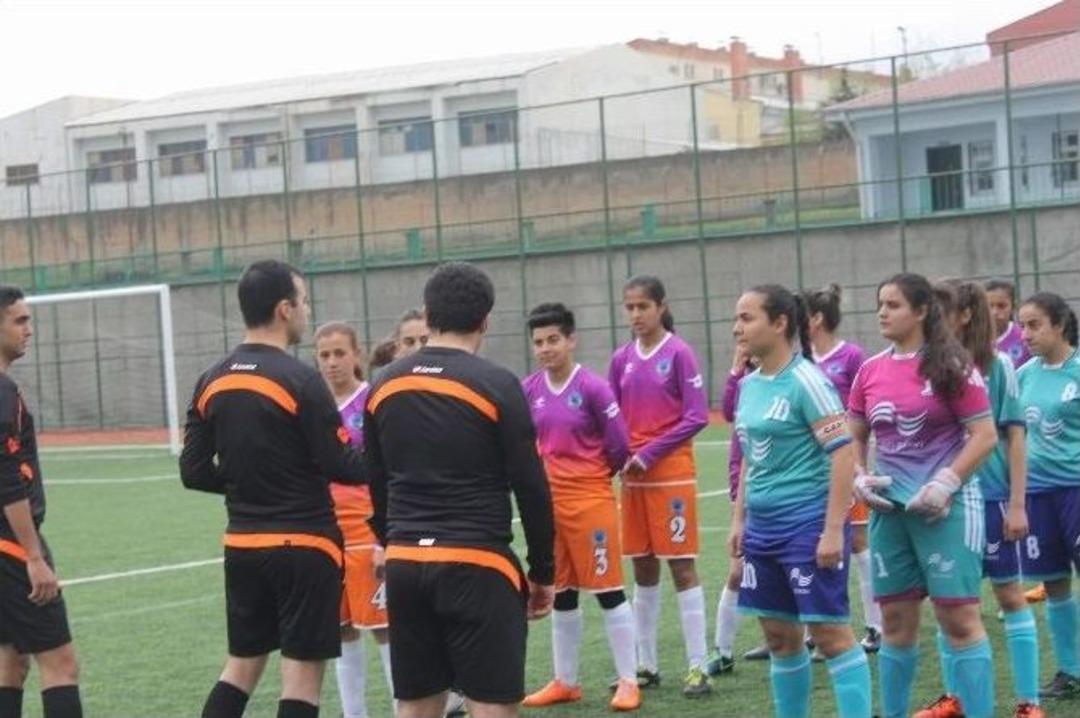 Kadın Futbolcular Sahaya Siyah Bantla &Ccedil;ıktı