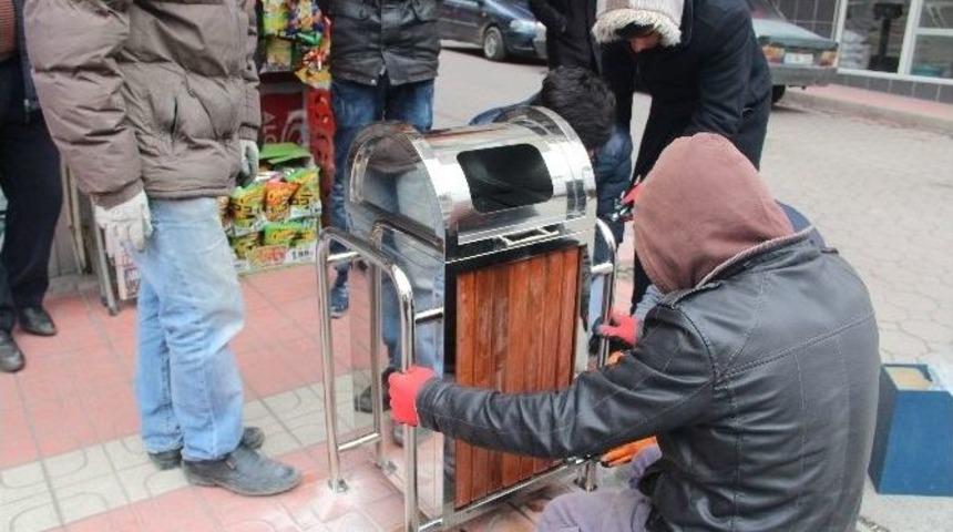 Akdağmadeni Belediyesi Cadde Ve Sokaklara Yeni &Ccedil;&ouml;p Kutuları Yerleştirdi