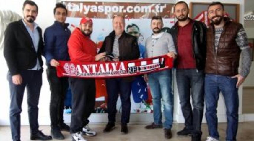 Antalyaspor Taraftarından Gencer&rsquo;e Hediye &Ccedil;orap