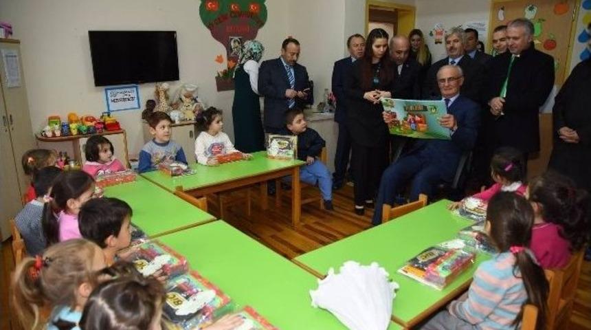 Minik &Ouml;ğrencilere Masallarını Başkan Amcaları Okudu