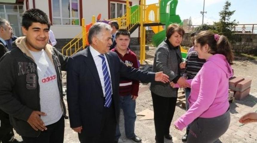 Başkanı Memduh B&uuml;y&uuml;kkılı&ccedil; Zihinsel Yetersiz &Ccedil;ocukları Yetiştirme Ve Koruma Vakfını Ziyaret Etti