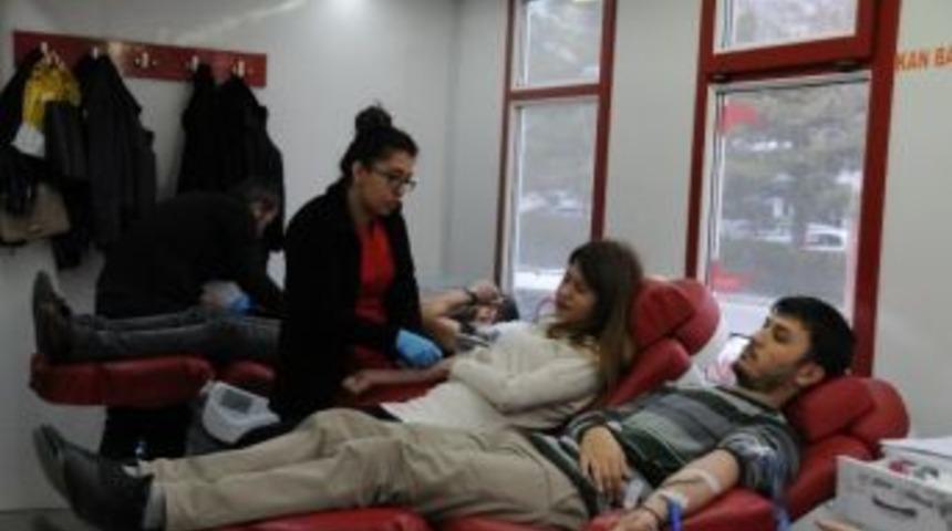 Başkan Akdoğan&rsquo;ın &rsquo;kan Bağışı&rsquo; &Ccedil;ağrısına Gen&ccedil;lerden Destek Geldi