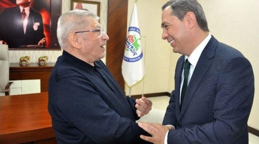 Hayırsever İş Adamı Kameroğlu Başkan Uysal&rsquo;a Kitabını Hediye Etti