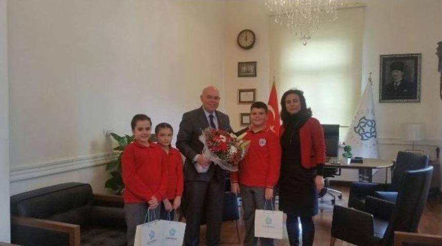 Minik &Ouml;ğrenciler Başkan Eşkinat İle R&ouml;portaj Yaptı