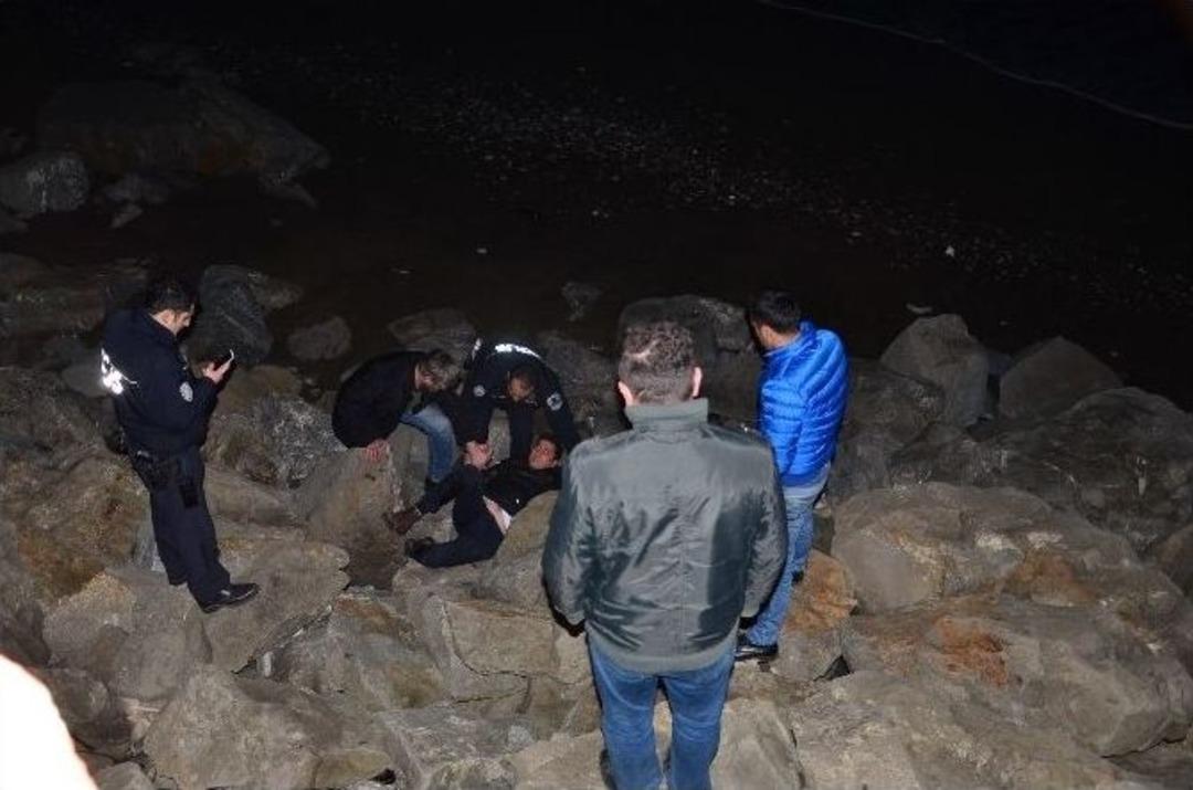 Dengesini Kaybeden Gen&ccedil; Kayalıklara D&uuml;şt&uuml;