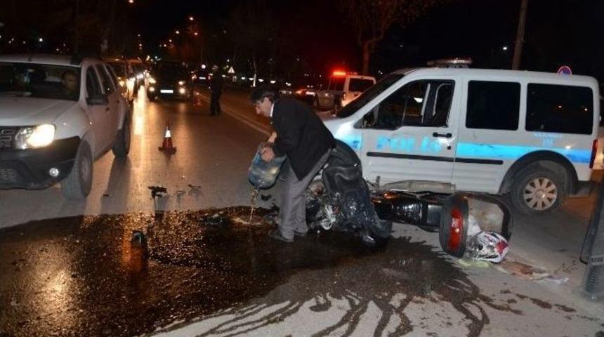 Polis Otosuyla &Ccedil;arpışan Motosiklet S&uuml;r&uuml;c&uuml;s&uuml; Yaralandı