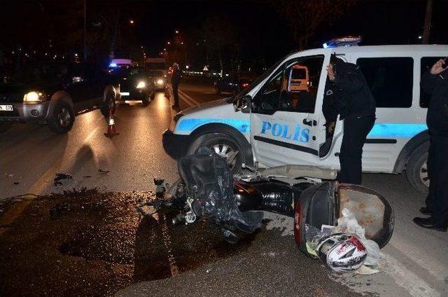 Polis Otosuyla Çarpışan Motosiklet Sürücüsü Yaralandı