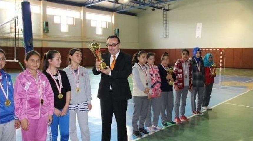 G&uuml;lşehir&rsquo;de Okullar Arası Dart Şampiyonası Yapıldı