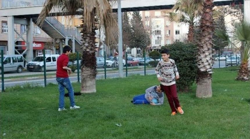 Ref&uuml;jde Top Oynayan &Ccedil;ocuklar Y&uuml;rekleri Ağza Getiriyor