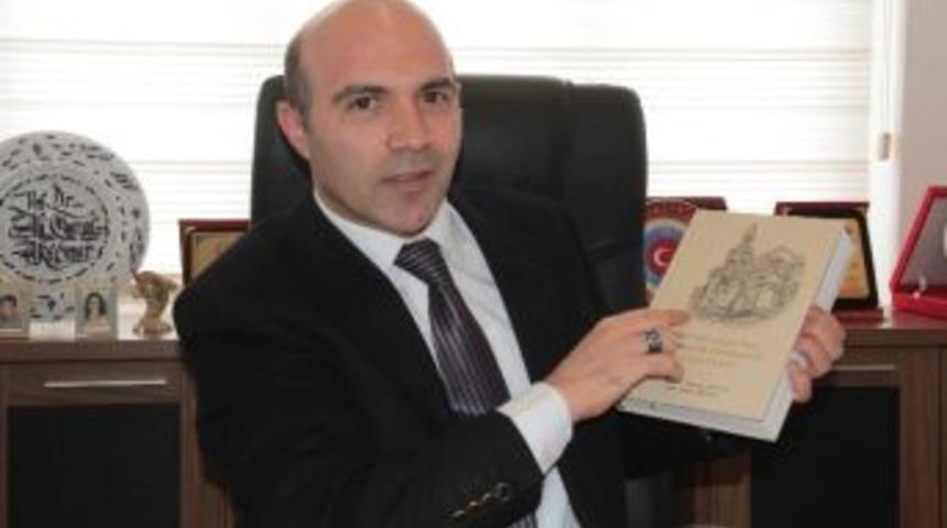Prof. Dr. Ali Murat Aktemur, &ldquo;bak&uuml;&rsquo;deki Avrupa Tarzı Sivil Mimarlık &Ouml;rneklerinde Cephe D&uuml;zeni&rdquo; Adlı Kitabını &Ccedil;ıkardı