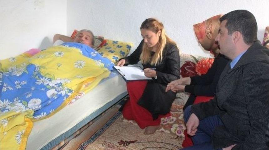 Lapseki Belediyesi İhtiya&ccedil; Sahiplerine Tekerlekli Sandalye Dağıtıyor