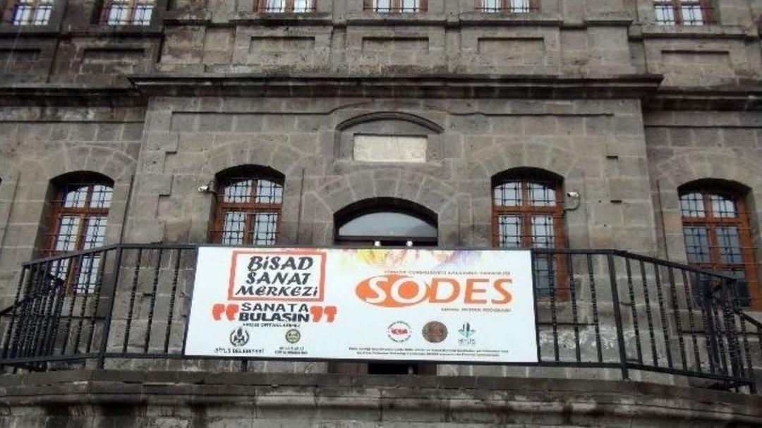 Bitlisli Gen&ccedil;ler Tarihi Binada Sanatla Buluşuyor