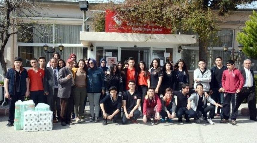 &Ouml;ğrencilerin Ziyareti Yaşlıları Mutlu Etti