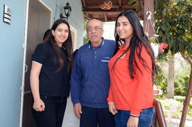 &Ouml;ğrencilerin Ziyareti Yaşlıları Mutlu Etti 1