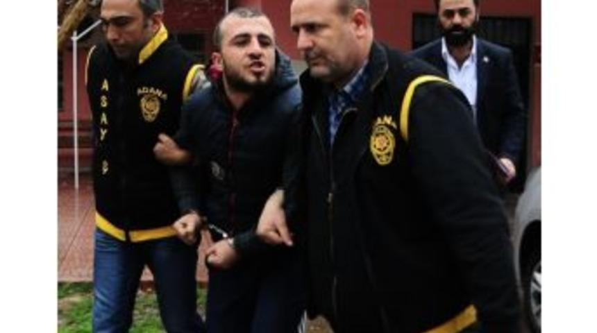 Bindiği Taksinin S&uuml;r&uuml;c&uuml;s&uuml;n&uuml; Gasp Etti