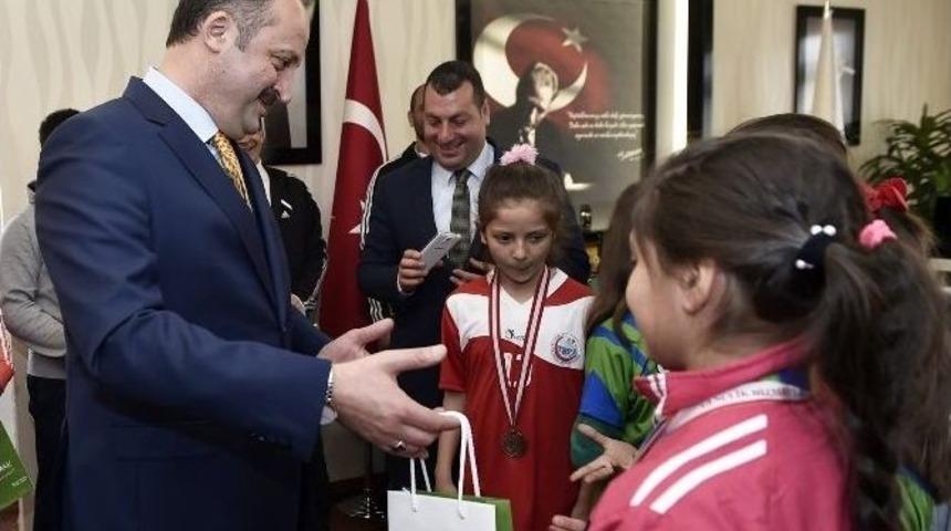 Şampiyon &Ouml;ğrencilerden Akg&uuml;l&rsquo;e Ziyaret