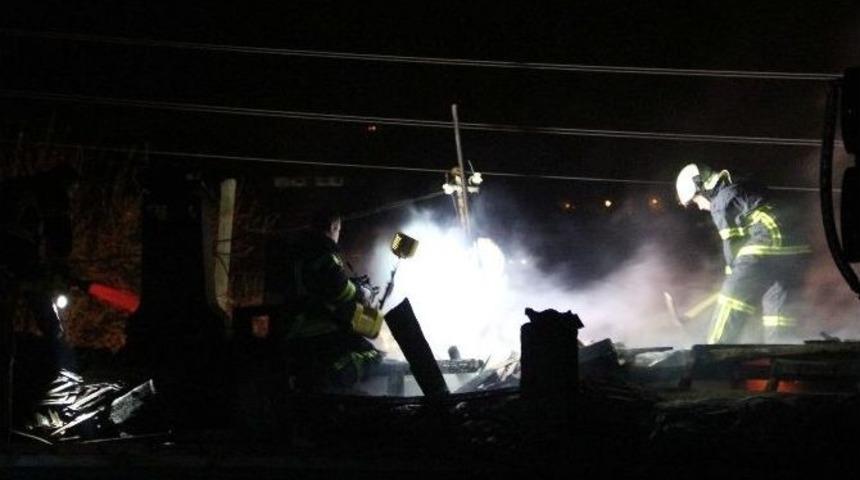 Bacadan &Ccedil;ıkan Kıvılcımlar Yan Komşunun &Ccedil;atısını Yaktı