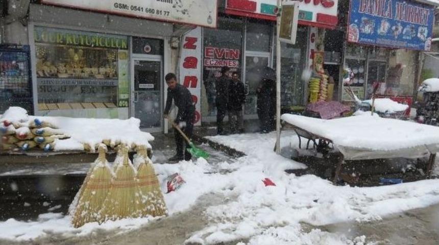 Başkale&rsquo;de Kar Yağışı