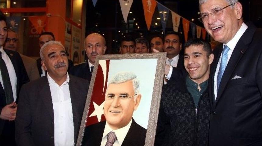 İşitme Engelli Gen&ccedil;ten Bakana Jest