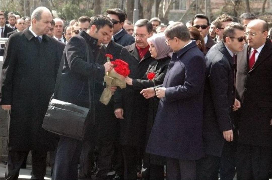 Başbakan Davutoğlu, Kızılay&rsquo;da Esnafları Ziyaret Etti