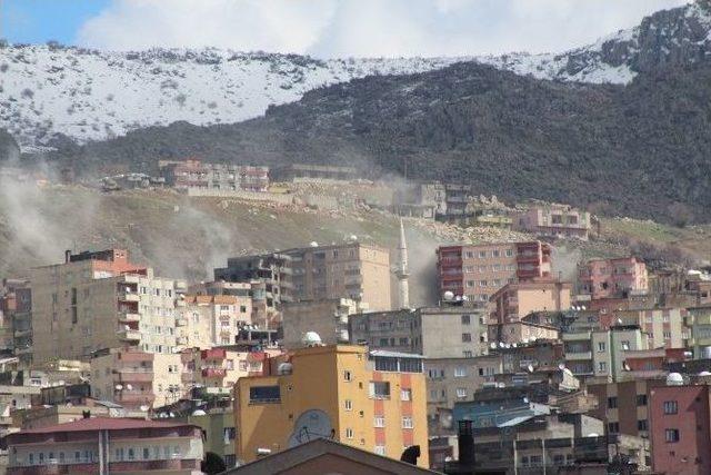 Şırnak’ta Barikat Ve Patlayıcılar Top Atışlarıyla İmha Ediliyor